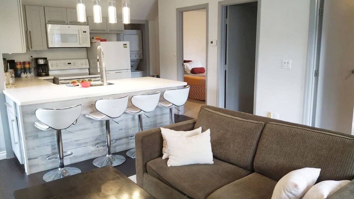 Northeast Anchorage House | Stylish and cozy with view to the mountains!