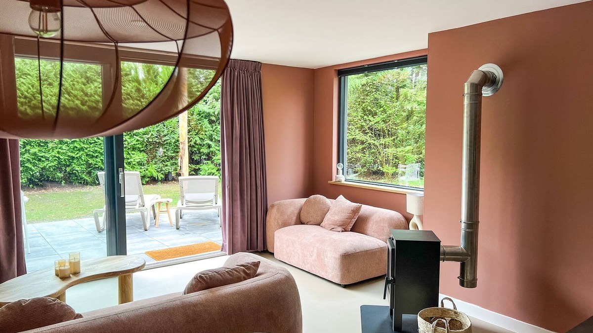 Gasselte House | Stylish and luxurious forest retreat with hot tub, wood stove, and sunny garden. Sleeps 4 – ideal for couples or families.