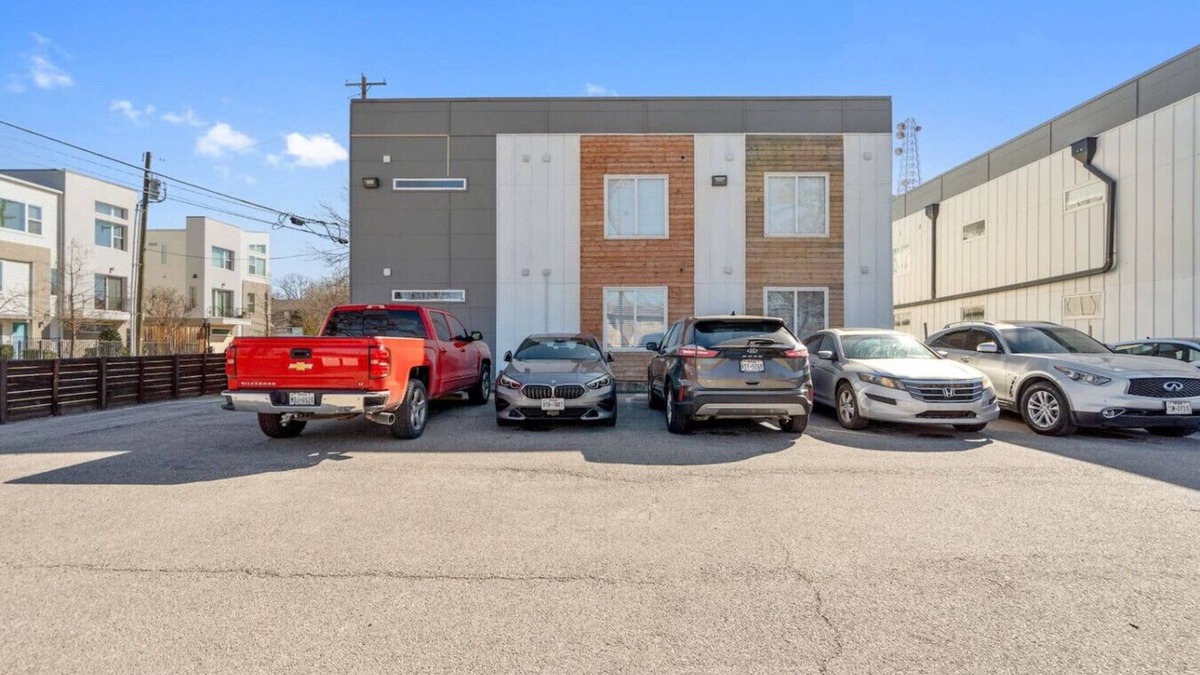 Old East Dallas Apartment | Stylish and Modern Retreat in Downtown w/Parking
