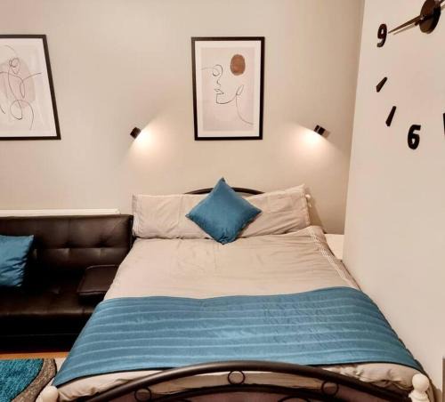 Bensham Manor Apartment | Stylish Apartment, self check-in, Ideal 4 Contractors, 25mins to Gatwick Airport