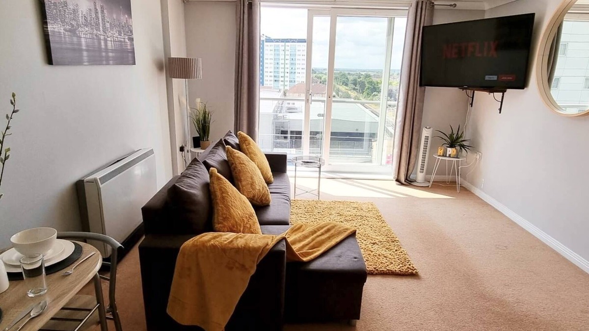 London Borough of Hounslow Apartment | ⭑ Stylish Apartment Near Heathrow, Skyline Views ⭑