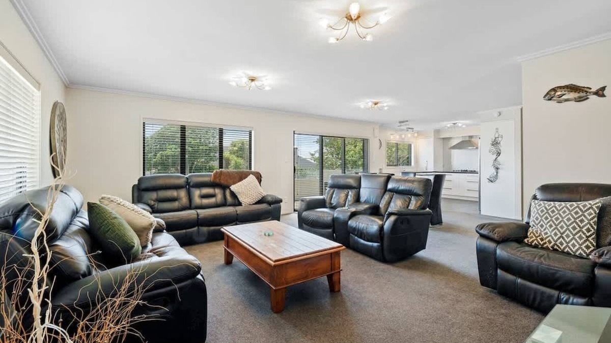 New Plymouth Apartment | Stylish Apartment by Scenic Coastal Walkway