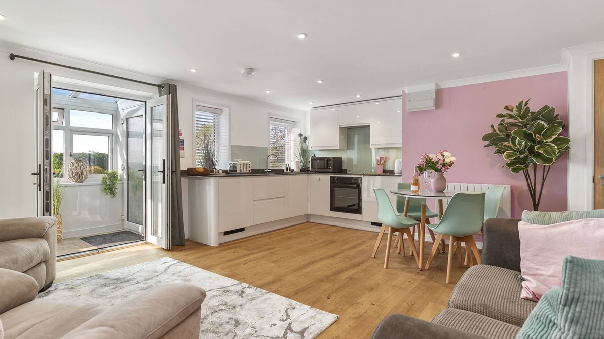 Llangynin Apartment | Stylish apartment with 2 bedrooms and stunning countryside views