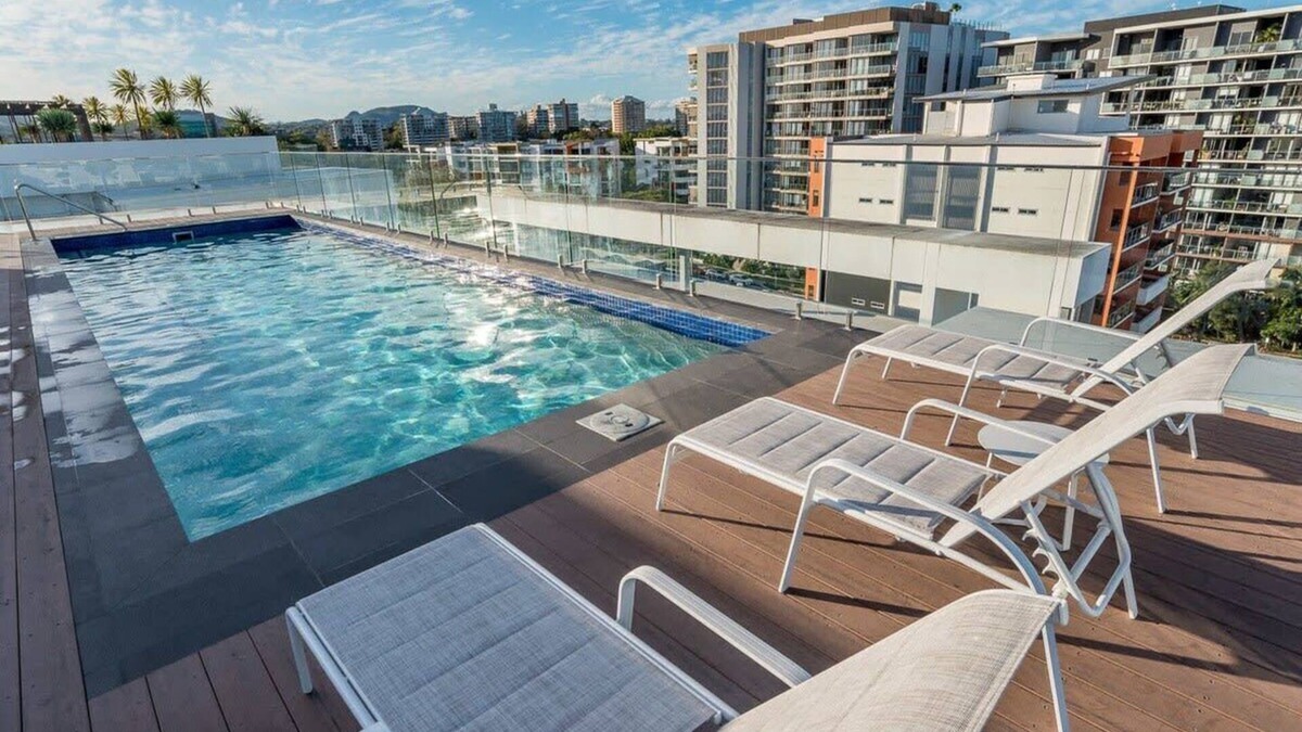West End Apartment | Stylish Apartment with Rooftop Pool