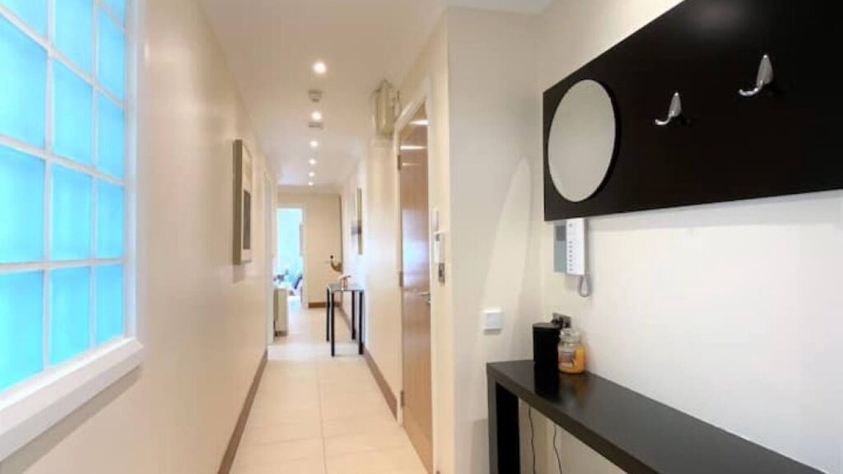 Galway Apartment | Stylish apartment with Jacuzzi Bath, 2 minutes from the ocean
