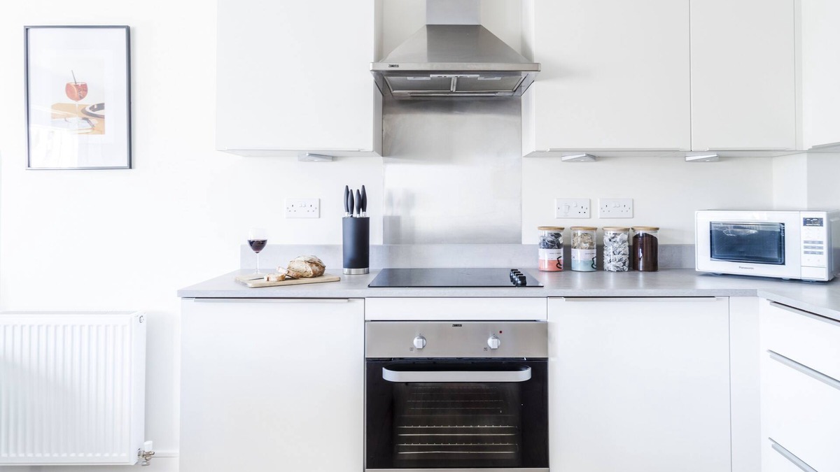 Ashford Apartment | Stylish apt w/ 2 bathrooms & free private parking