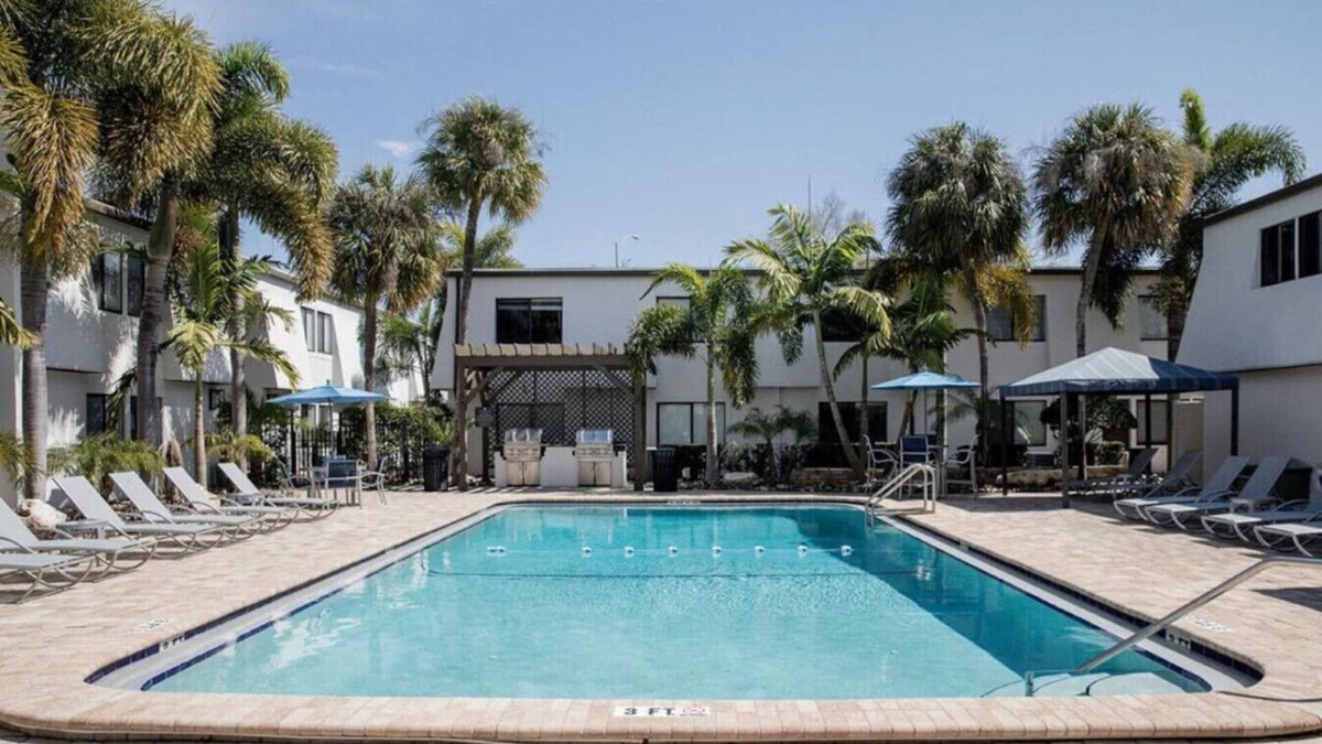 SoHo Apartment | Stylish Bayshore Retreat | Pool, Gym, free Parking