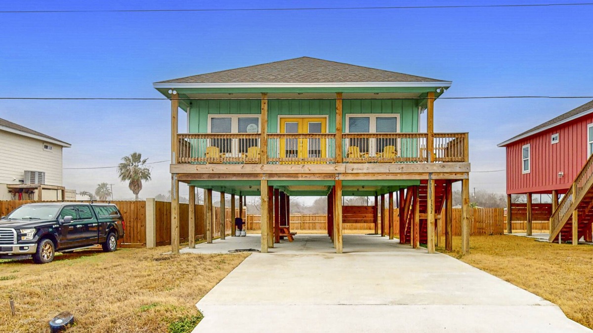 Aransas Pass House | Stylish beach house with a deck, full kitchen, washer/dryer, & central AC