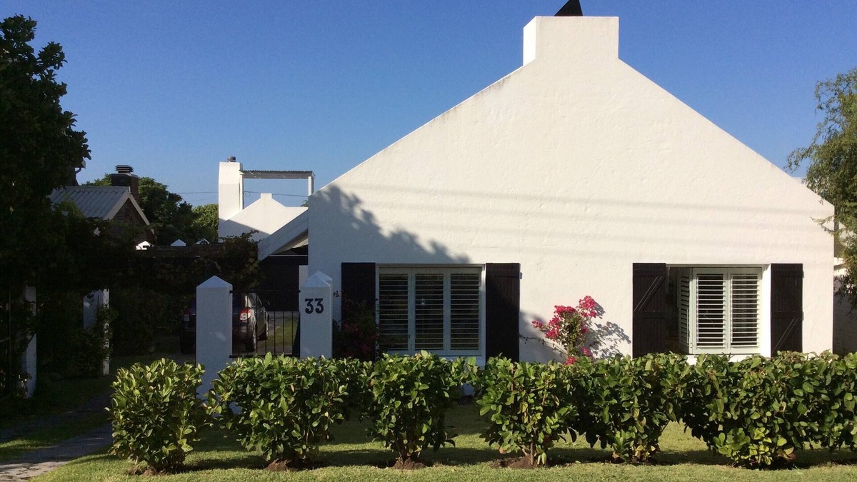 Voelklip House | Stylish beach house cottage in perfect location with private pool (2- 6 people)