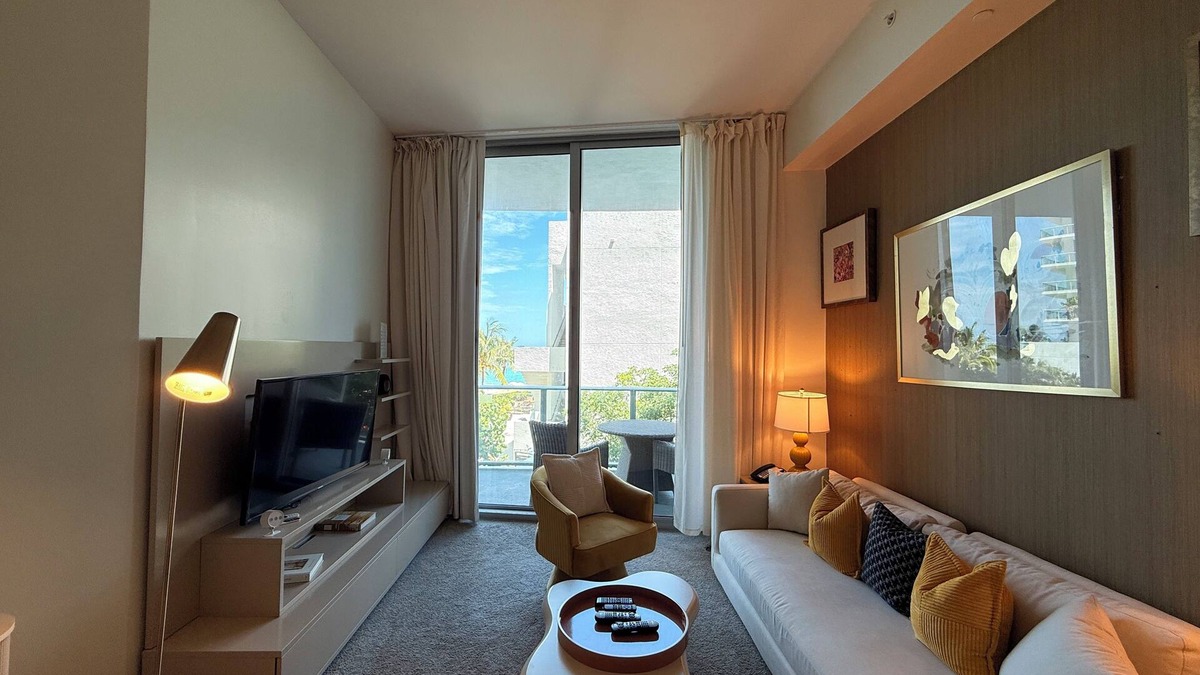 Hollywood South Central Beach Condo | ★ Stylish Beachfront Escape with Private Balcony, Rooftop Jacuzzi & Pool