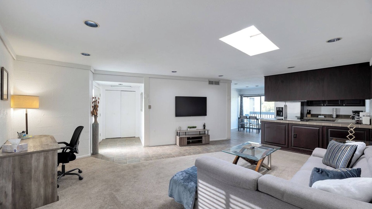 Camelback East Condo | Stylish Biltmore Condo w/Pools, Mtn Views & Wi-Fi