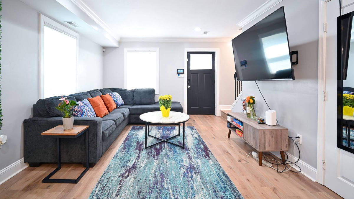 Bellevue House | Stylish, Bright & Comfy ★ Near MGM Casino, Parking