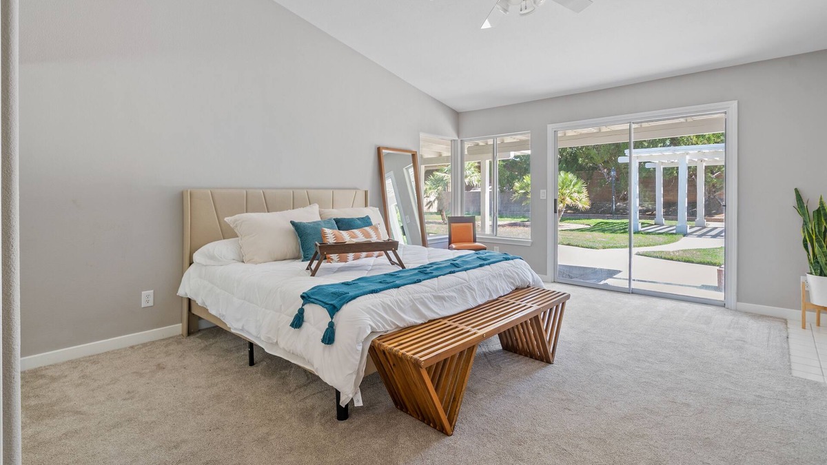 Lancaster House | Stylish & Bright ~ Huge Backyard ~ King Beds ~ Pkg