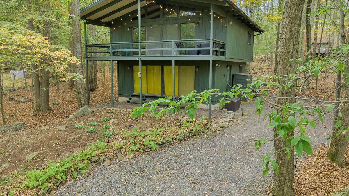 Gouldsboro Ski Chalet | Stylish Cabin in Poconos Resort - Indoor/Outdoor Pools, Lakes, Kayaks, and more!
