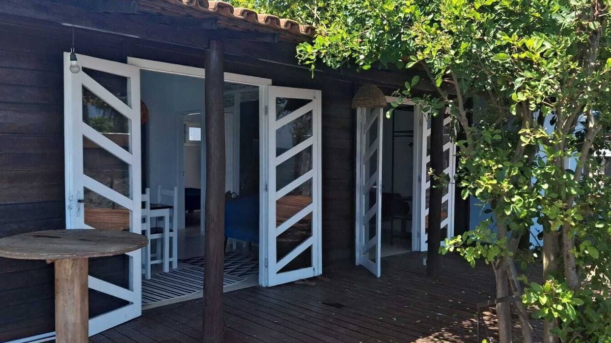 Itacare Ski Chalet | Stylish cabin with large deck overlooking Costa and Tiririca beaches.