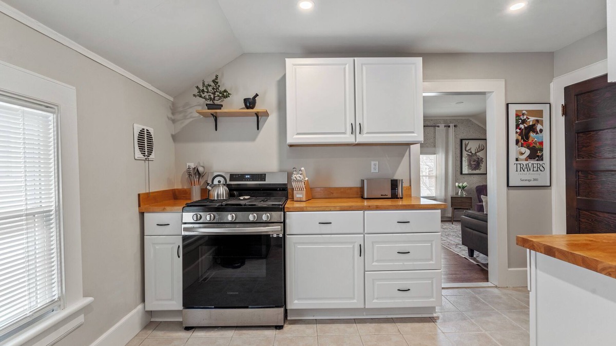 Saratoga Springs Cottage | Stylish Carriage house near DOWNTOWN, SPAC, SKIDMORE and RACE TRACK