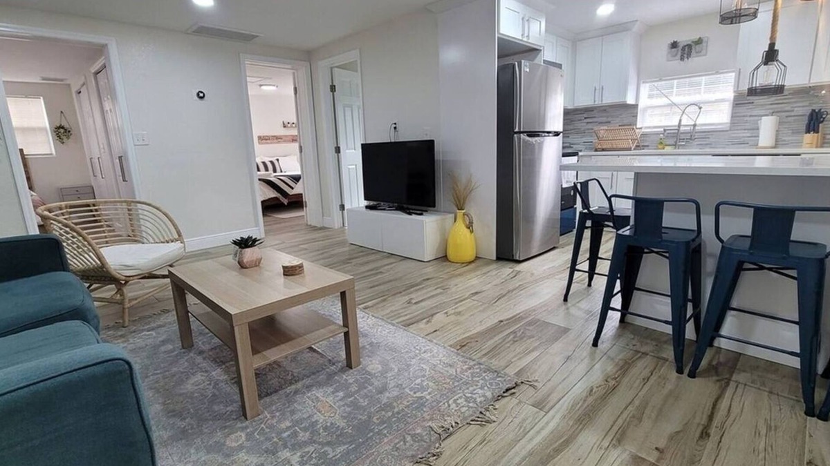 East Tampa House | Stylish Chic King Bed Ybor DT