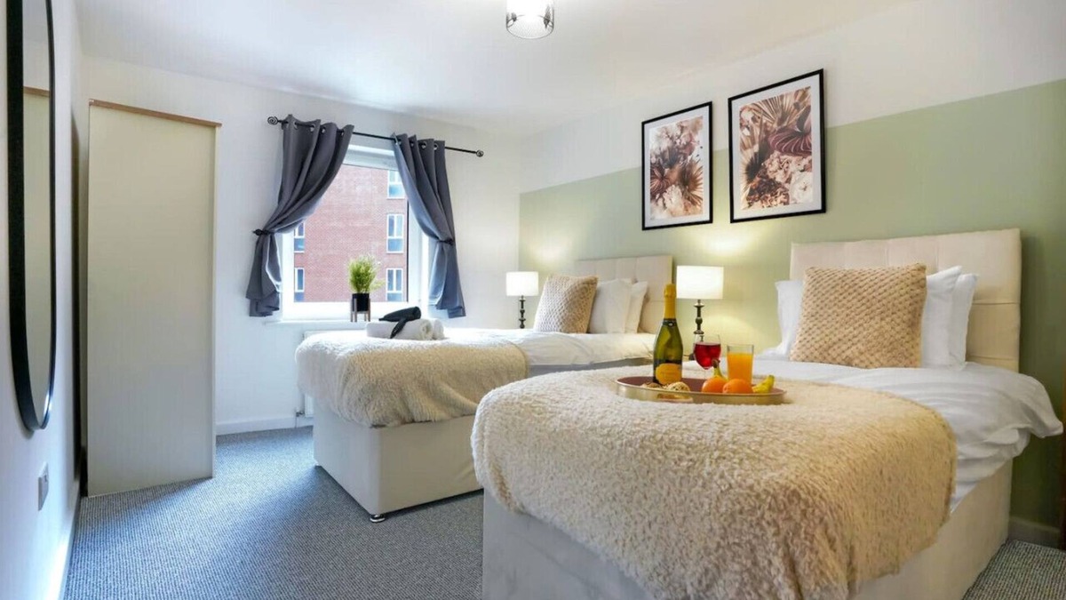 Northampton Apartment | Stylish City Centre Apartment Free Parking Self-Check-In Fast Wifi SmartTVs