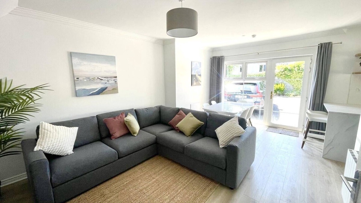 Galway Apartment | Stylish City Retreat - sleeps 6