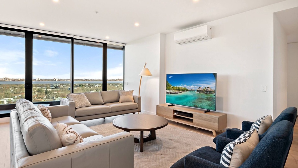 Alphington Apartment | Stylish City-View Apartment with Premium Amenities