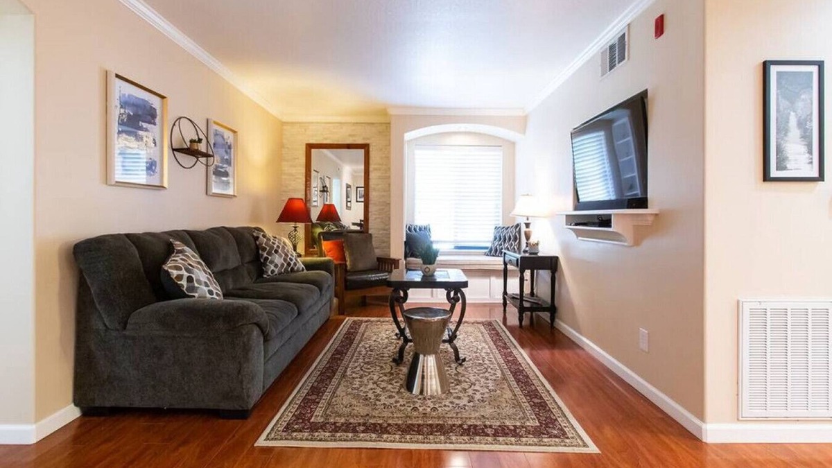 Ridgecrest Apartment | Stylish & Comfy ~ 5★ Location, Office, ♛Queen Bed