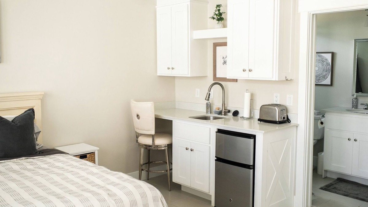 Hurricane Apartment | Stylish & Comfy Gem: Steps to Lake ~ Deck ~ Views! Near Zion National Park