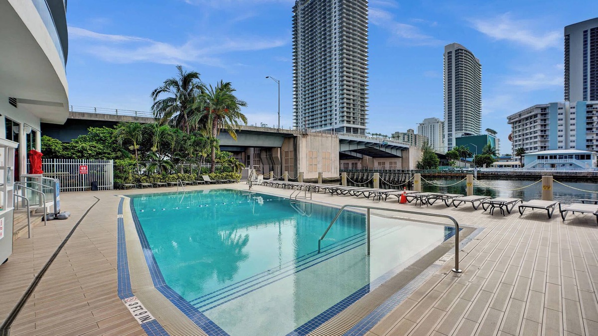 Hallandale Beach Apartment | Stylish Condo Near Ocean Resort Amenities Gym 1709