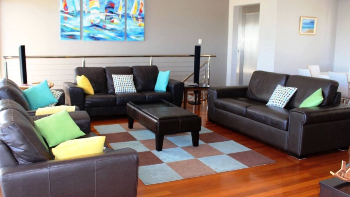 Hawks Nest House | Stylish Contemporary Townhouse, WiFi, Air-Con