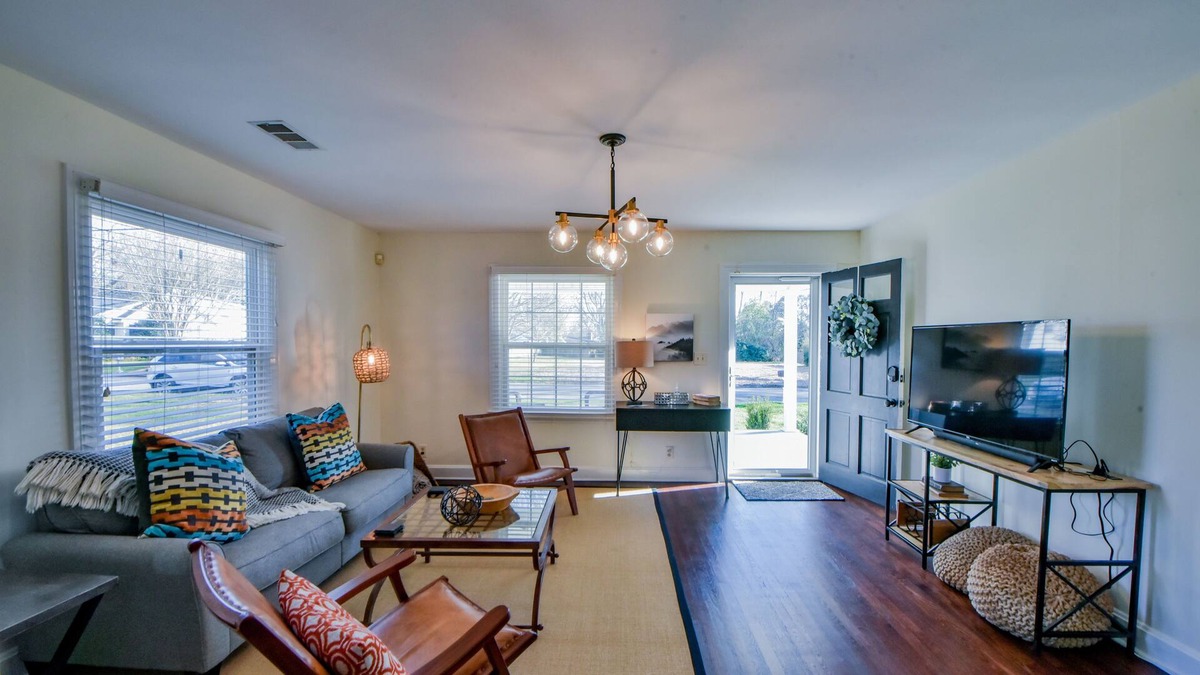 Northport House | ♥ Stylish Cottage ☞ 1 Mile to University and Main Street ☞ Free Parking ★ High S
