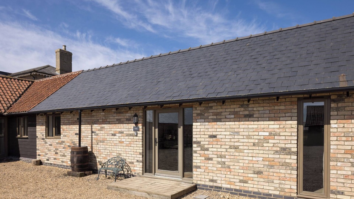 Croydon Cottage | Stylish cottage, courtyard view, wood burning hot tub, 20 mins to Cambridge