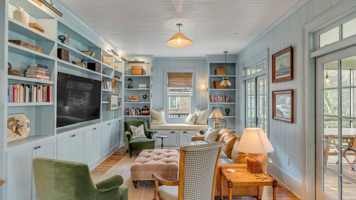 Charleston House | Stylish Cottage w/Gourmet Kitchen, Screened Patio & Gameroom — 7 mins from dt!