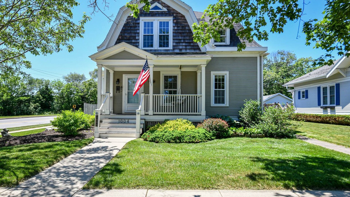 Lake Geneva House | Stylish Cottage, Walkable to DT Geneva, pet friendly