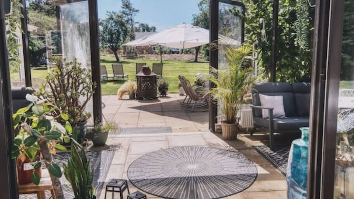 Earls Barton House | Stylish Country House with Spa – Sleeps 10
