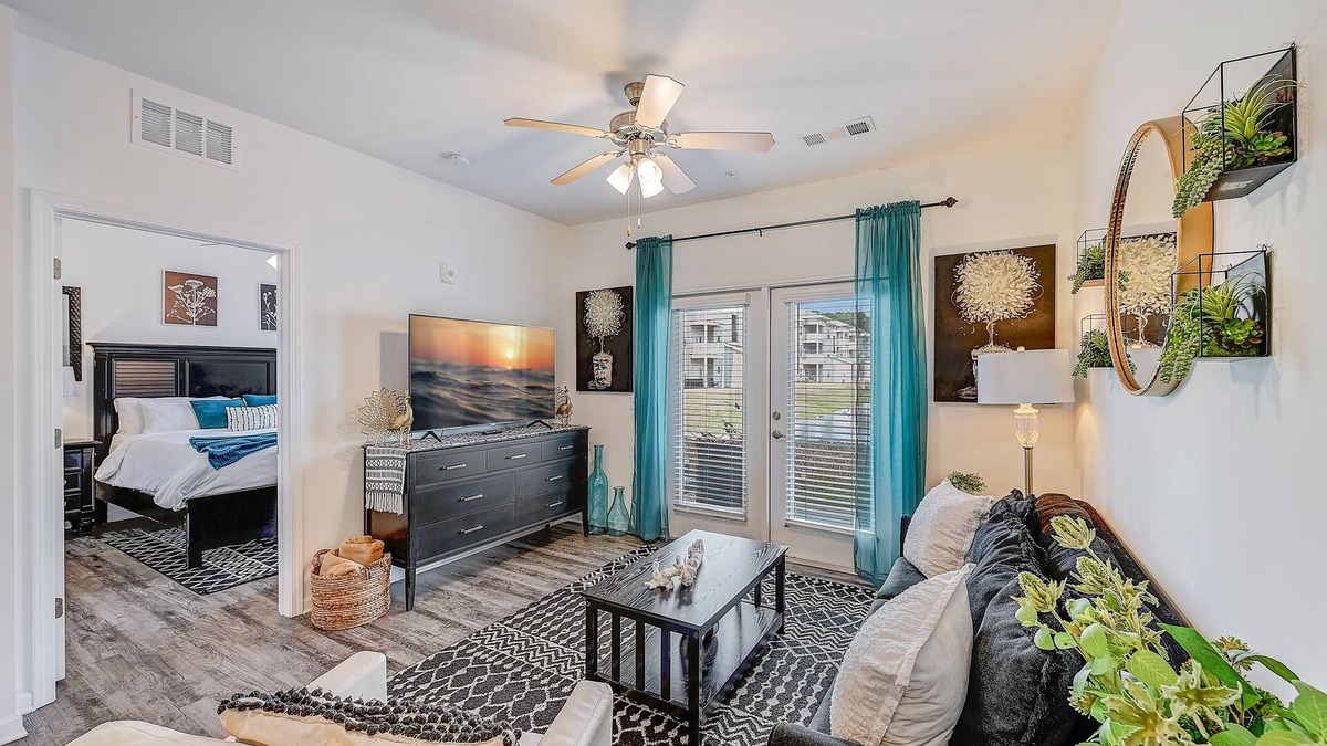 Jacksonville Apartment | ⭐Stylish & Cozy⭐ 2BR/2BA w/King Bed, Pool & Gym Nr I295 & Downtown