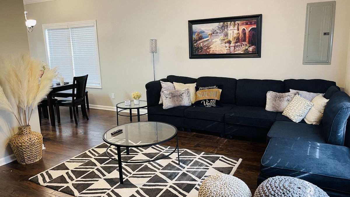 Buford House | Stylish & Cozy 3bed Retreat with modern amenities!