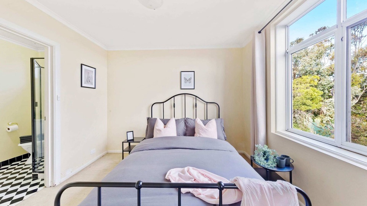 Clifton Hill Apartment | Stylish & Cozy Clifton Hill Apt with Parking