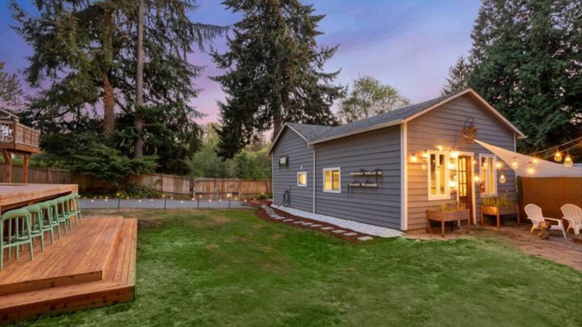 Highline House | Stylish & Cozy Lakeside Retreat Accommodations. Great location!