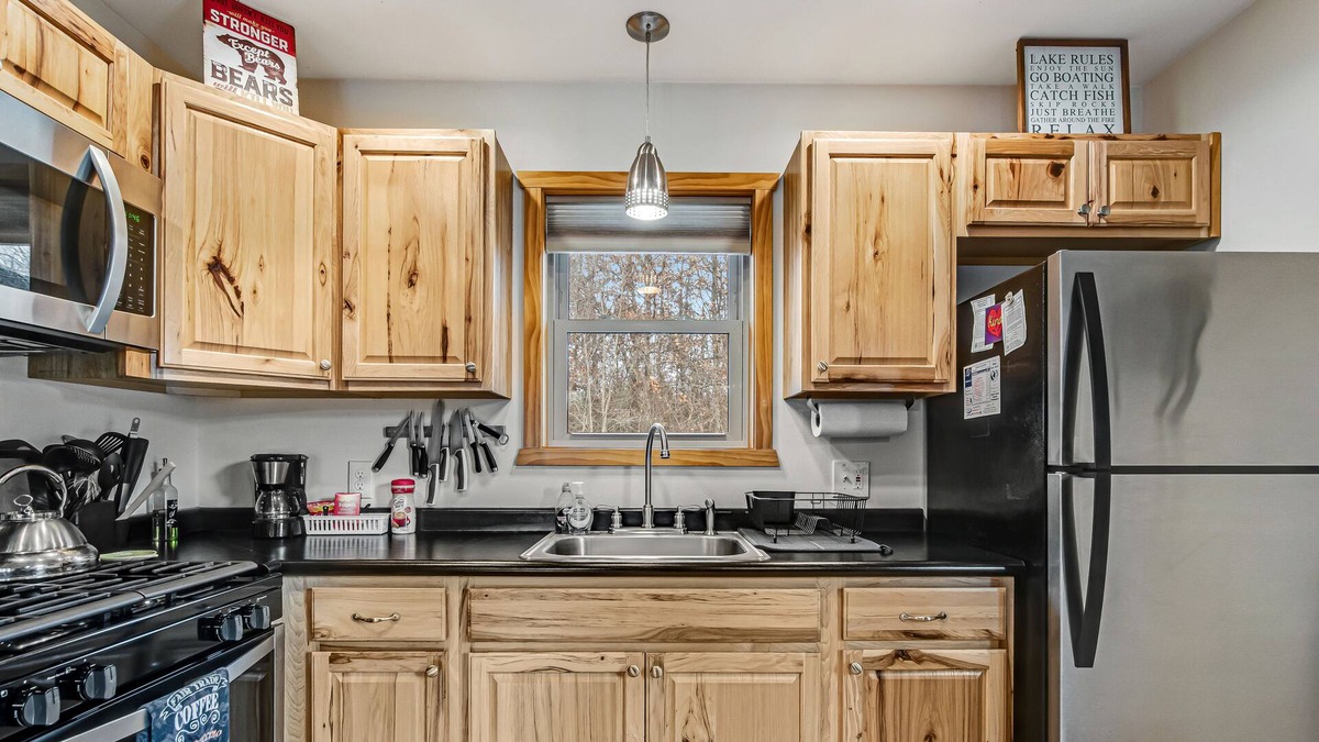 New Lisbon Cabin | Stylish & Cozy Retreat W/ Free WiFi, Three Ponds On-site, & Jetted Tub - Dogs OK