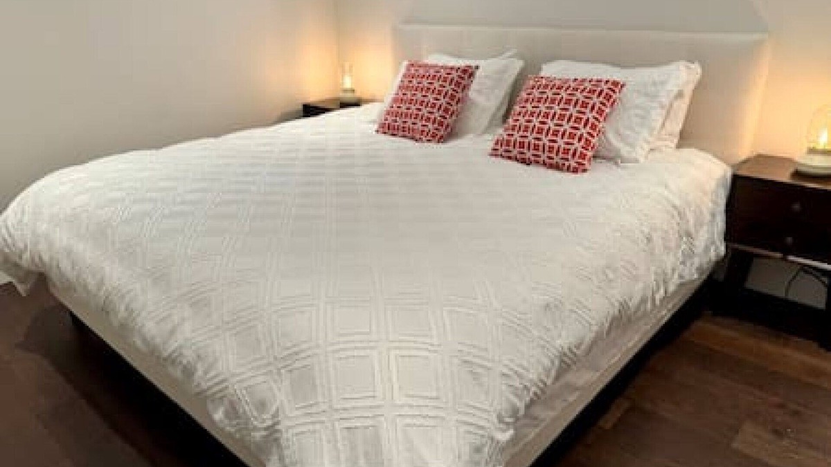 Riley Park-Little Mountain House | Stylish cozy suite in Riley Park
