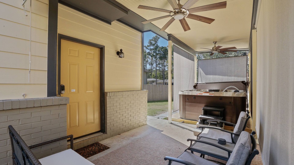 Atlanta Cottage | Stylish Cozy Tiny Home + Private Hot tub Covered Pationn10 min from downtown ATL