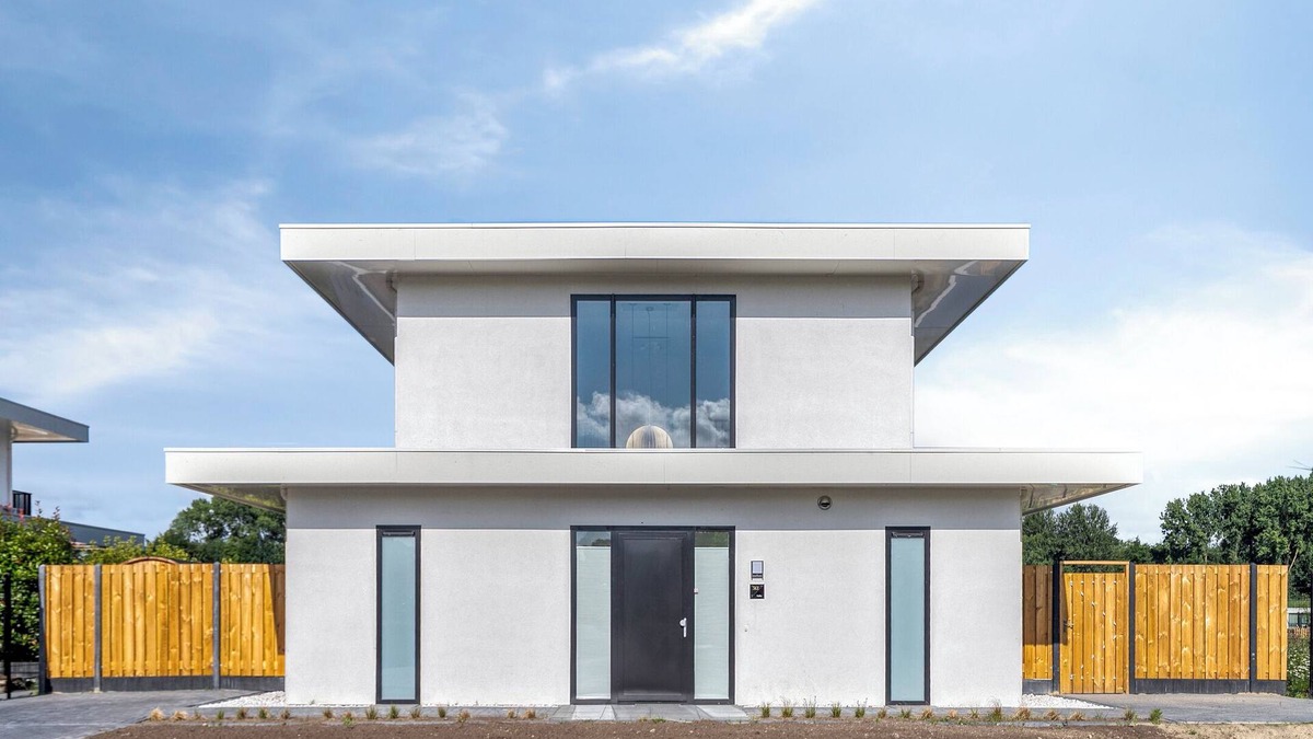 Zeewolde House | Stylish detached 6-person villa with private sauna, three en-suite bathrooms and private dock on the water