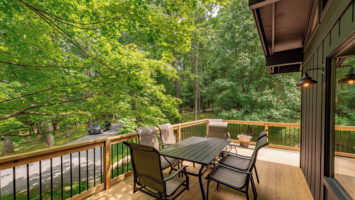 North Glade Hills House | Stylish Dog Friendly Cabin Near Lake, Trails & Skiing