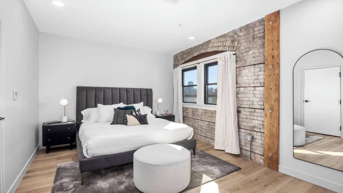 Grand Rapids Apartment | Stylish Dual King Suites - Walk to Bridge St