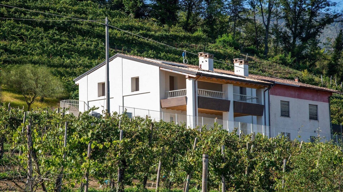 Farra di Soligo Apartment | Stylish Duplex in Verbania