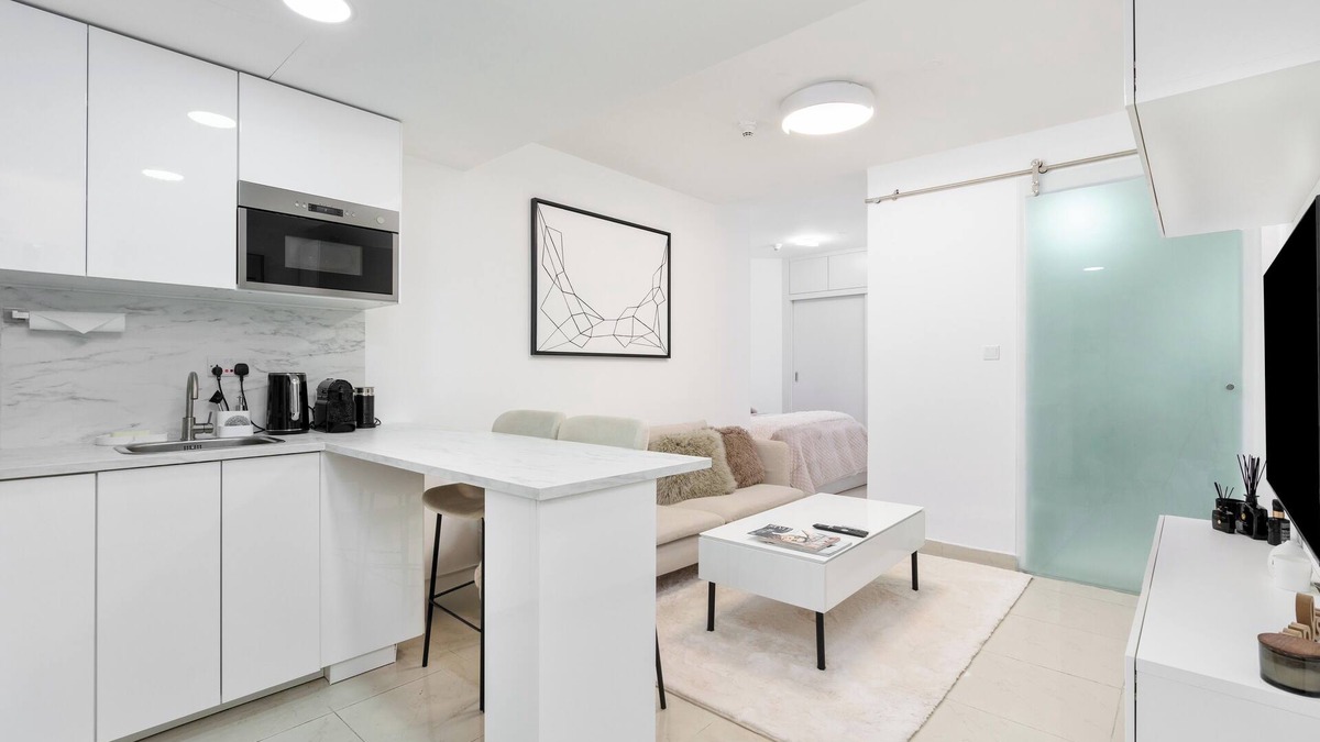 Jumeirah Lake Towers Apartment | Stylish & Elegant Studio, Rooftop Pool & Jacuzzi