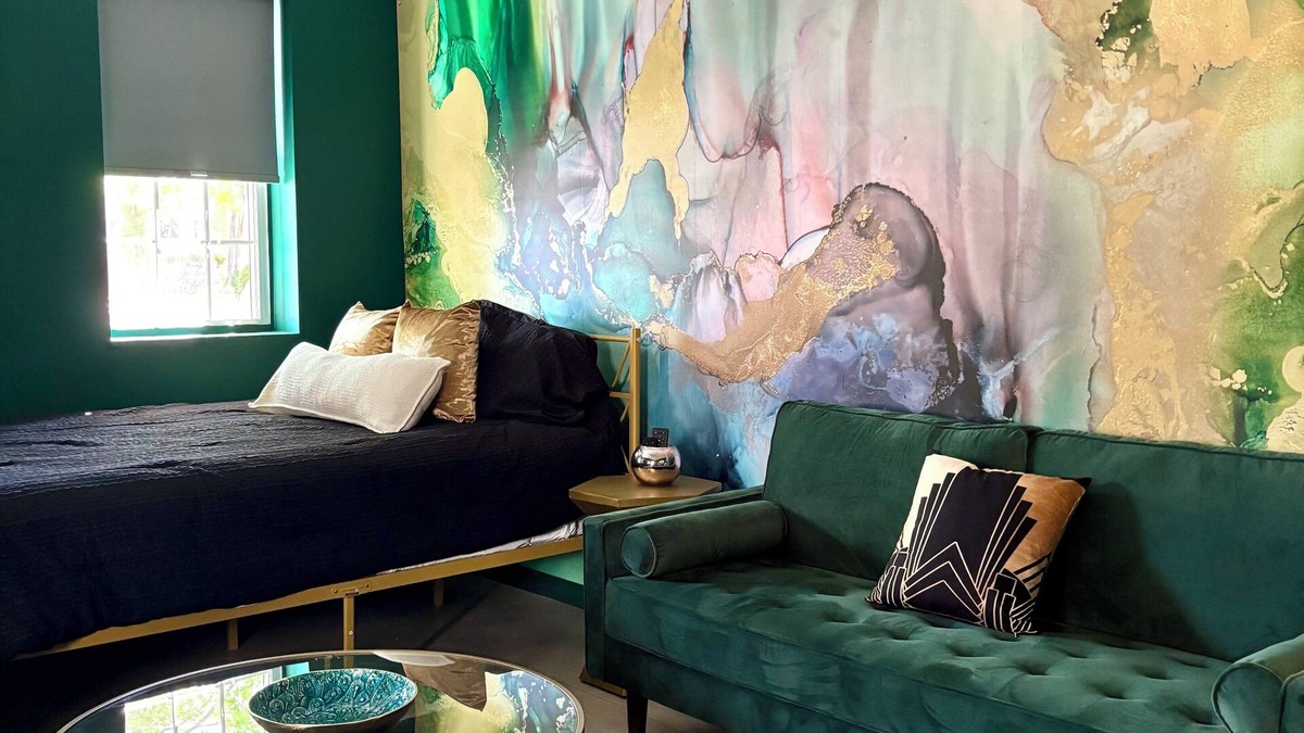 Evanston Apartment | Stylish Emerald City Inspired Studio with Parking; Quiet Evanston Retreat