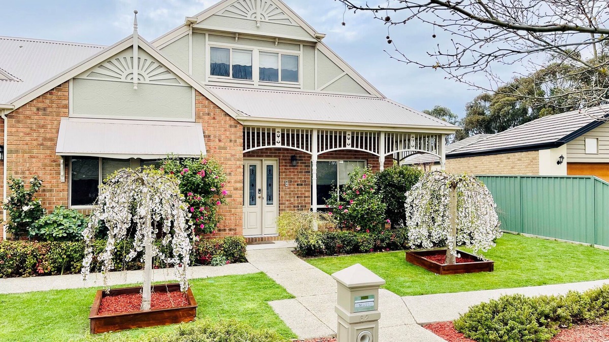 Alfredton House | Stylish Family Getaway - Steps from Train Station, Lake Wendouree - Pet Friendly