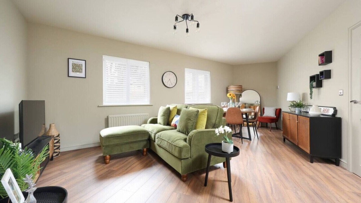 Malmesbury Apartment | Stylish Flat With Sofa Bed in Malmesbury