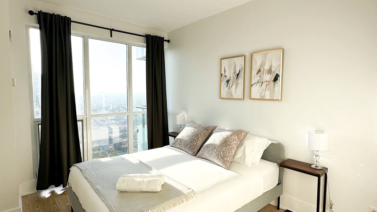 Toronto Entertainment District Hotel | Stylish Front Street Suites - Free Parking