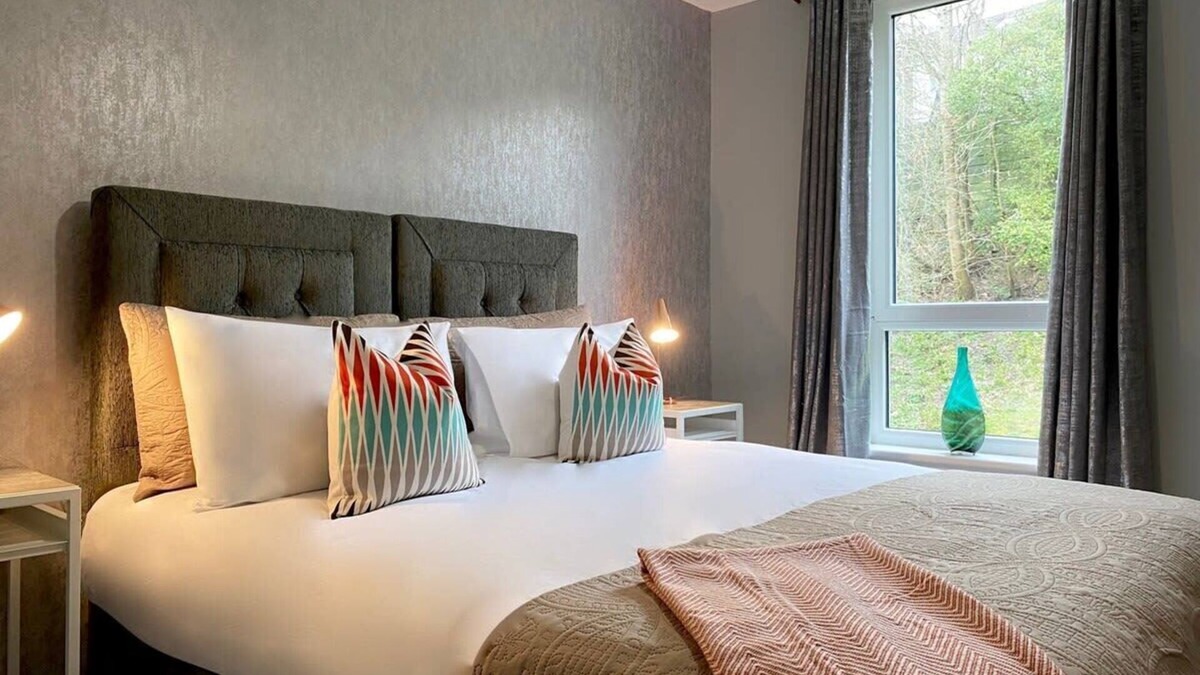 North West Apartment | Stylish Glasgow Apartment with Parking